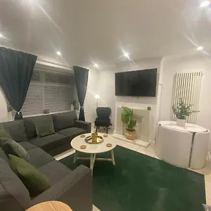 https://charming-3-bed-house-in-central-manchester.hotelsin-chester.com