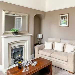 Cedar House - Quaint Victorian With Free Parking Apartment