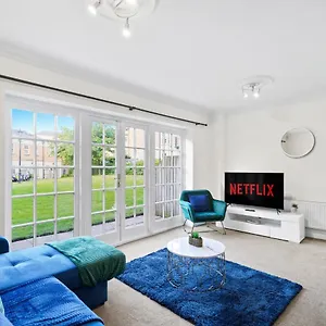 Lovely 4 Bedroom House In - Sleeps 10 Holiday home