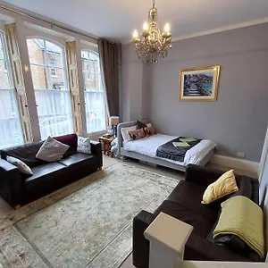 Abbotts Mews Centre Apartment