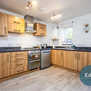 https://city-centre-4-bedroom-town-house-with-parking.tophotelsbath.com